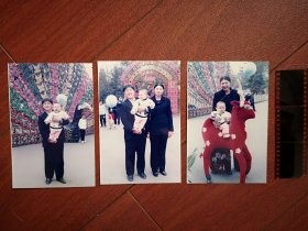 90年代青年夫妻和婴儿游吉林市江南公园合影照片三张，附底片三张