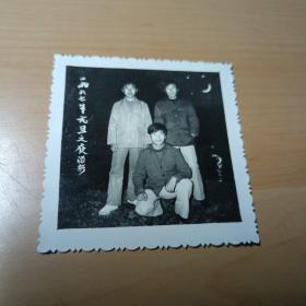 老照片–三个青年在元夜合影留念（1987年元旦）