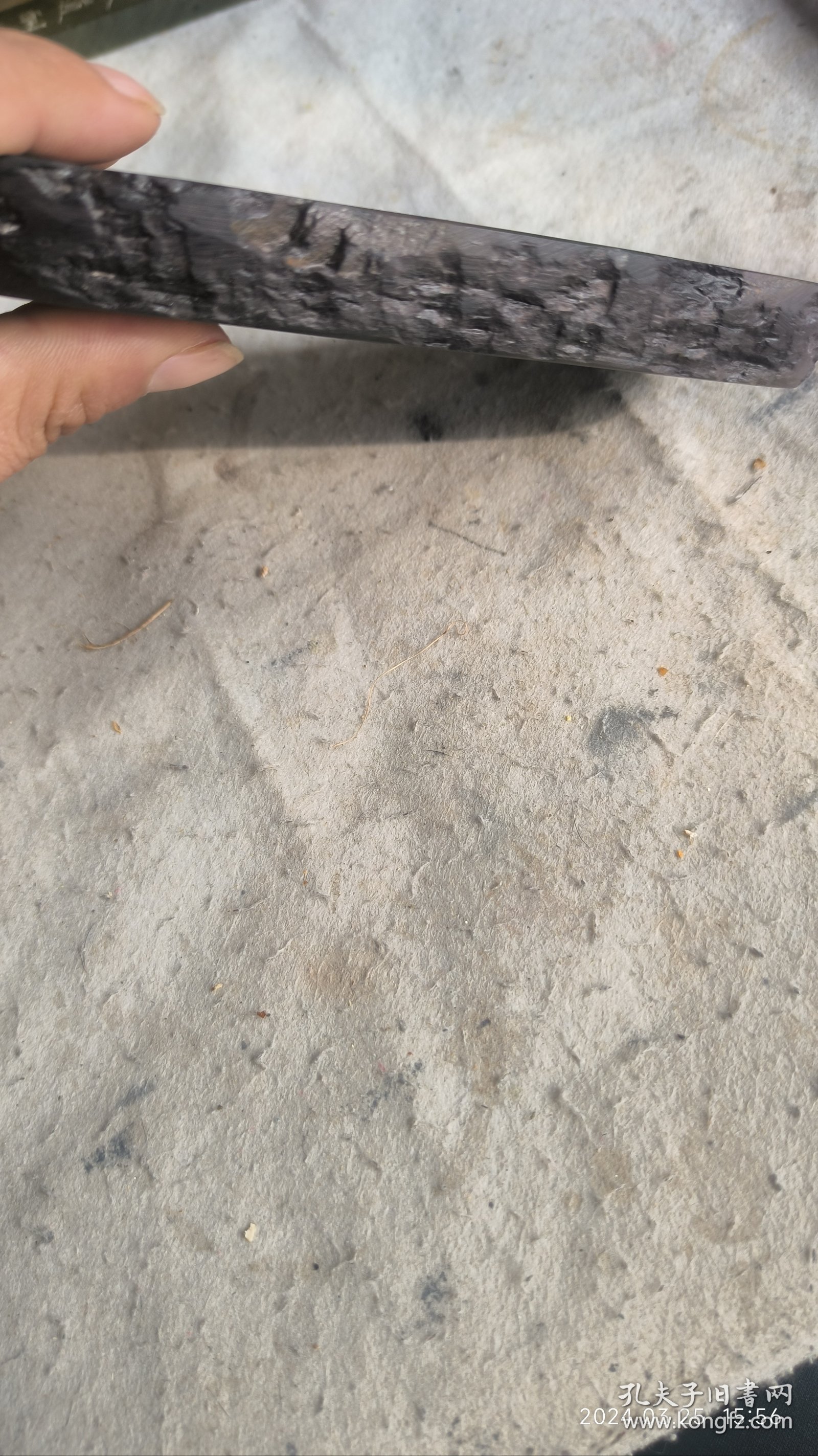 创汇时朝朝天岩大六寸敲边端砚，下发迅速而细腻。普通老书道墨条，也能研出紫蓝光。有一处石缺，见尾图。