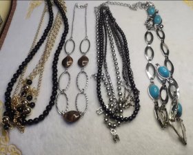 海外回流vintage中古项链 4条合售 实物超美 介意慎拍 品相如图 细节可见 看好下单 出售不退 接受中古品来拍 矫情 大刀的请您绕行，珍惜彼此的时间 万分感谢 随缘出货 愉快成单 开心胜过一切  偏远地区邮费另算  感谢理解