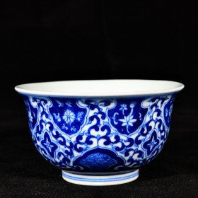 大清雍正年制青花锦地海水如意纹压手杯 高5.7径10.3厘米1