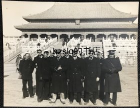 【照片珍藏】民国1930年代北京故宫太和殿前美国海军官兵留影及周边场景，前排军官装扮略有不同想必职级亦有差异。老照片内容少见，尺寸较大、甚为难得