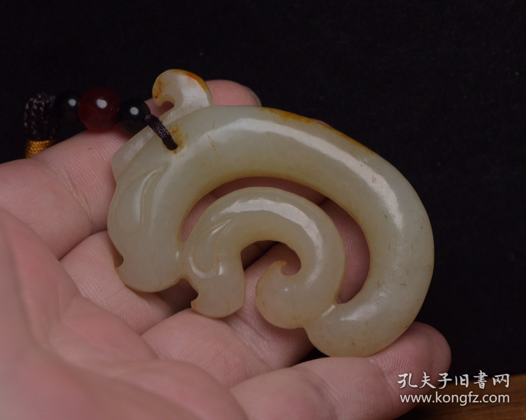 和田玉猪龙 规格： 6.0×3.9×1.1厘米，重 44克 密度高，沁色自然，油性十足，雕工精细考究，寓意好，玉质细腻温润，收藏精品！