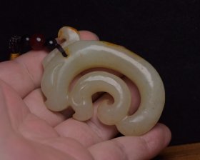 和田玉猪龙 规格： 6.0×3.9×1.1厘米，重 44克 密度高，沁色自然，油性十足，雕工精细考究，寓意好，玉质细腻温润，收藏精品！