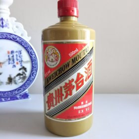 字母茅台酒瓶一个，瓶子裂了，权当做个标本