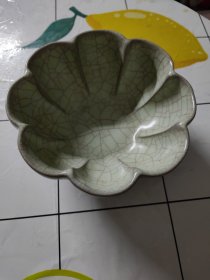 瓷器：花口裂纹碗（尺寸14*6cm）