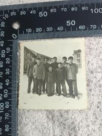 约六十年代全家福照片一张，站着的少见，真是人丁兴旺，Z502