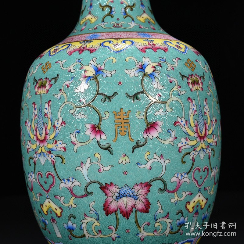 清乾隆松石绿地轧道粉彩花卉纹瓶 37*15厘米