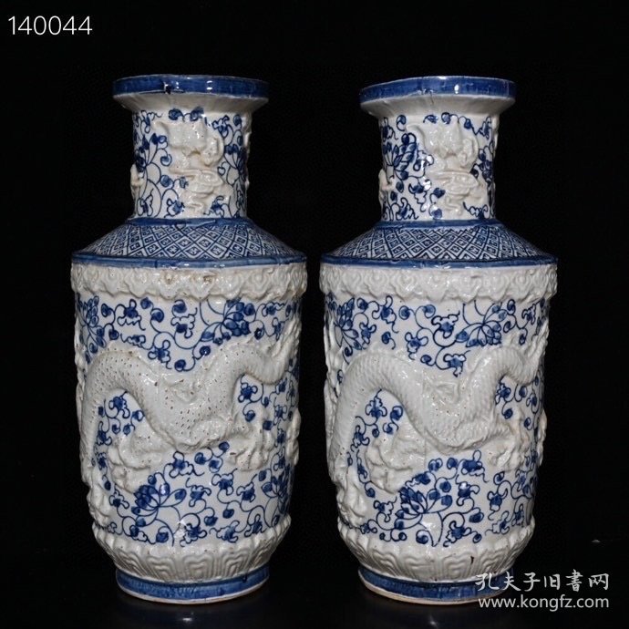 大明嘉靖青花留白雕刻龙纹瓶