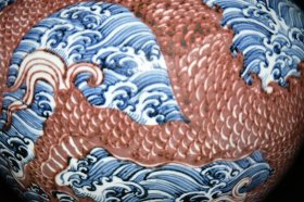 明青花釉里红海水龙纹天球瓶【43×33cm】