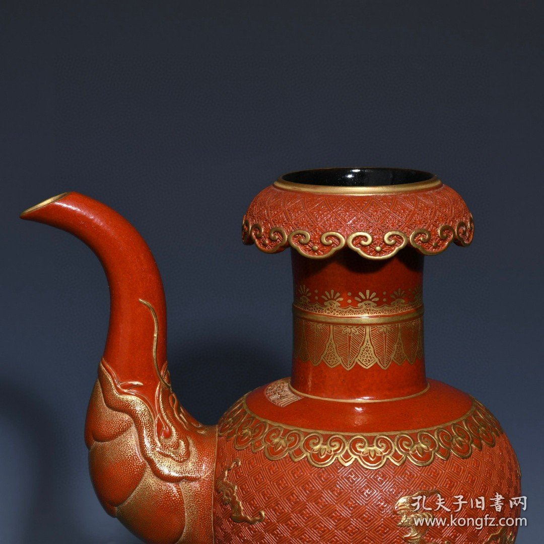 清乾隆漆红雕刻鎏金贲巴壶，高27.5cm直径17.5cm