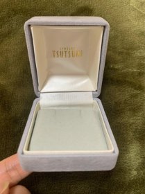 【海外回流  vintage中古】回流中古首饰盒  小年份  很实用  细节可见，内里带金或银色字迹   仔细看好图片，尺寸如图，有瑕疵，介意勿拍，谨慎下单！出售不退！偏远地区邮费联系客服另算！