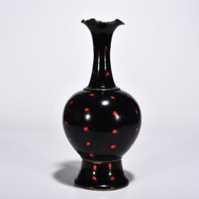 宋黑定点斑红釉花口瓶（尚食局款）
高28厘米        宽13厘米
600