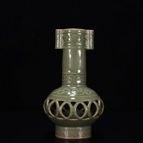 宋龙泉窑梅子青釉镂空贯耳瓶 高24厘米 宽14厘米