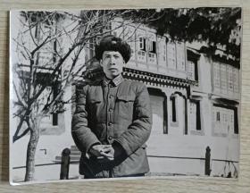 1961年拍摄《青年军官站姿照》原版黑白反银老照片1张，背面有手写题赠字迹：陈珺同志留念 陈宏康于拉萨