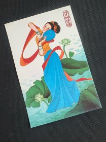 明信片：《荷塘月韵仕女图》 月夜荷塘畔，仕女素手轻分莲叶，惊碎一池银光。珍珠步摇坠水成韵，满塘芙蕖尽侧首——连皎月也羞掩云纱，唯余她袜畔半瓣荷香，在涟漪间勾勒出比容颜更动人的清韵。