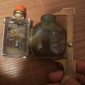 两个鼻烟壶合售放漏出一个大玛瑙一个内画瓶