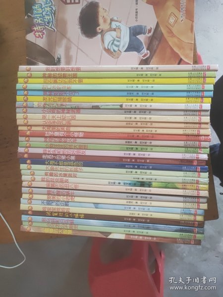 小蜜蜂的大智慧 小马怎么不睡觉 黑乌鸦和白乌鸦 被冤枉的小蝙蝠 鸡宝宝找妈妈 不会飞的企鹅 爱美的小老虎 睡不醒的蜗牛 扁嘴巴的丑八怪 我的昆虫朋友 有趣的水果派对 大象先生的长鼻子 大海不都是蓝色的 走丢了的猪小黑 啄木鸟和他的好朋友 小狗汪汪的伟大理想 神奇的蜈蚣火车 肚子里有个小怪物 大海里的声音 认识手足口病 第一天上幼儿园 小公鸡的神秘武器 绘本精装29本可分开出售未开封
