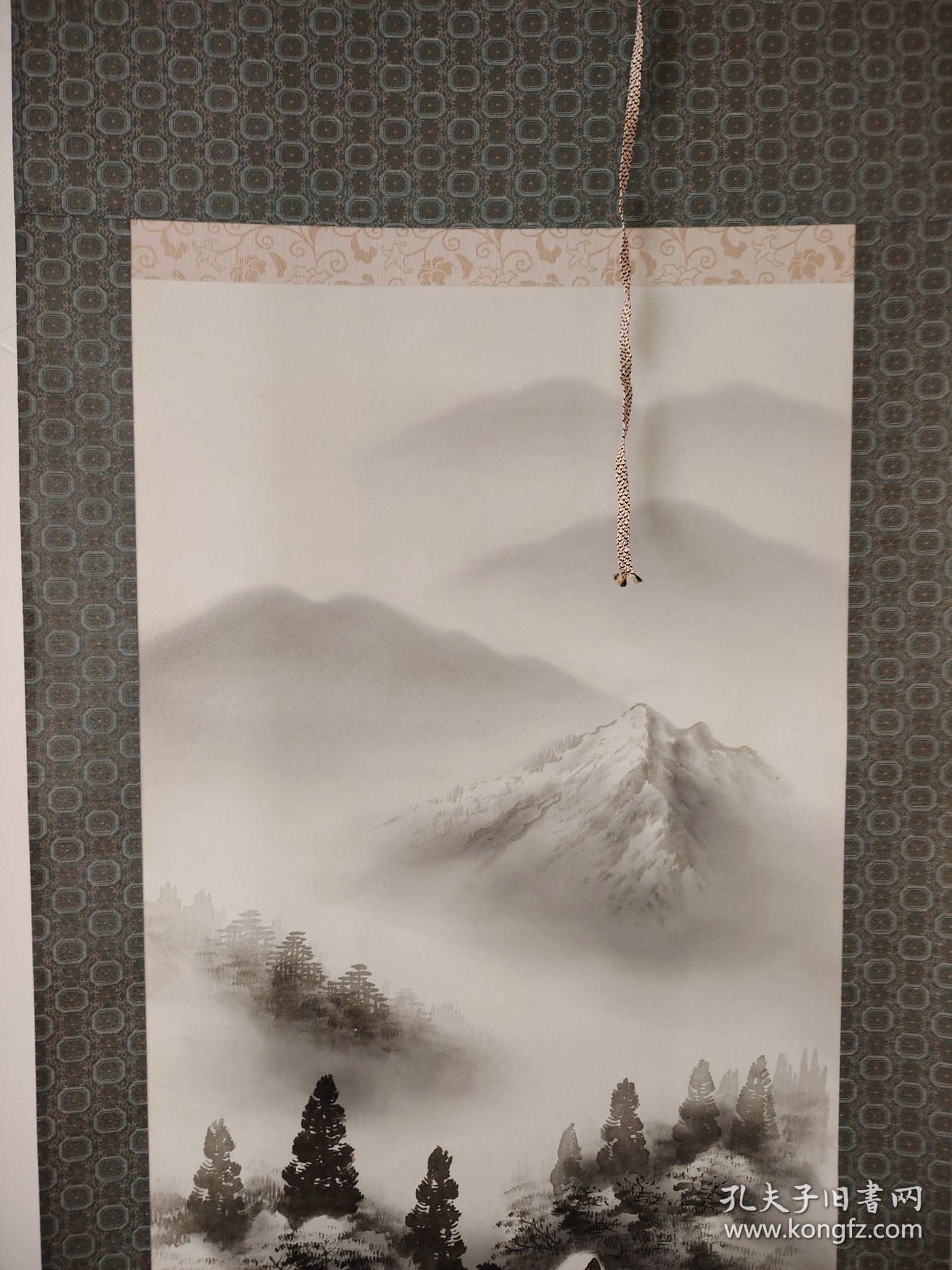 (1)绢本挂轴老画《山水风景图》原装原裱，回流精品，绢本 品相好，双轴头完整，绫装，品相如图 钤印白杨，尺寸186cmX53.5cm