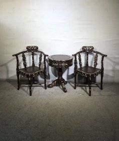 精品紫檀情人椅三件套，全榫卯结构 ，做工考究， 做工精细 ，打磨光滑 ，满金星牛毛纹清晰， 包浆醇厚细节到位， 高端典雅 珍藏使用佳品 ， 规格尺寸 :椅子长59厘米，宽56厘米，高42厘米，后高85厘米，茶几长51厘米，宽51厘米，高67厘米