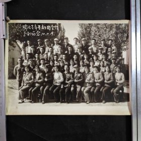 榆次青年晋剧团全体人员分别留念，照片，手拿毛主席语录，胸戴毛主席像章，照片，1970年