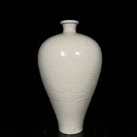 瓷梅瓶：定窑花卉纹梅瓶，高27.5直径15cm