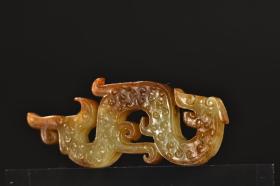 高古玉螭龙雕件。
规格：厚0.5cm 宽3.7cm 长9.5cm重29克
沁色深邃，整料采雕螭龙，惟妙惟俏，霸气十足，器身双面满雕蝌蚪纹，布局明朗，皮壳老辣。