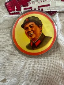 毛主席纪念章 哈尔滨平房区驻军敬献 字样