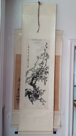 杨建侯 墨梅立轴真迹，保真，约100*34cm。 杨建侯（1910-1993），江苏无锡人。1935年毕业于中央大学艺术系。曾任广西省立艺术专科学校、金陵大学副教授。建国后，历任南京大学副教授，南京师范学院、南京师范大学副教授、教授。中国民主同盟盟员。擅长中国画素描和油画。代表作品有巨幅国画《群雁东归》，油画《南京解放》，《家庭访问》等。出版有《人物画基本作法》、《写意花鸟画法》、《素描选集》等。