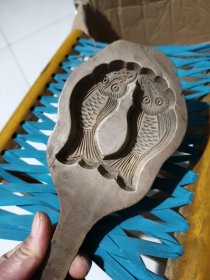 古玩旧藏老物件木雕月饼模连连有鱼图案 精美无瑕，收藏佳品。成色完好无瑕疵，双鱼设计特别少见，值得拥有。