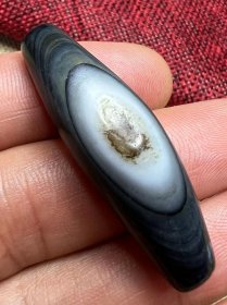 有些年头 天然千层板青花瓷玛瑙 挂饰 天然单眼天珠 背有对称波纹形佛背光 手感油润 甚是精美46*13.5MM