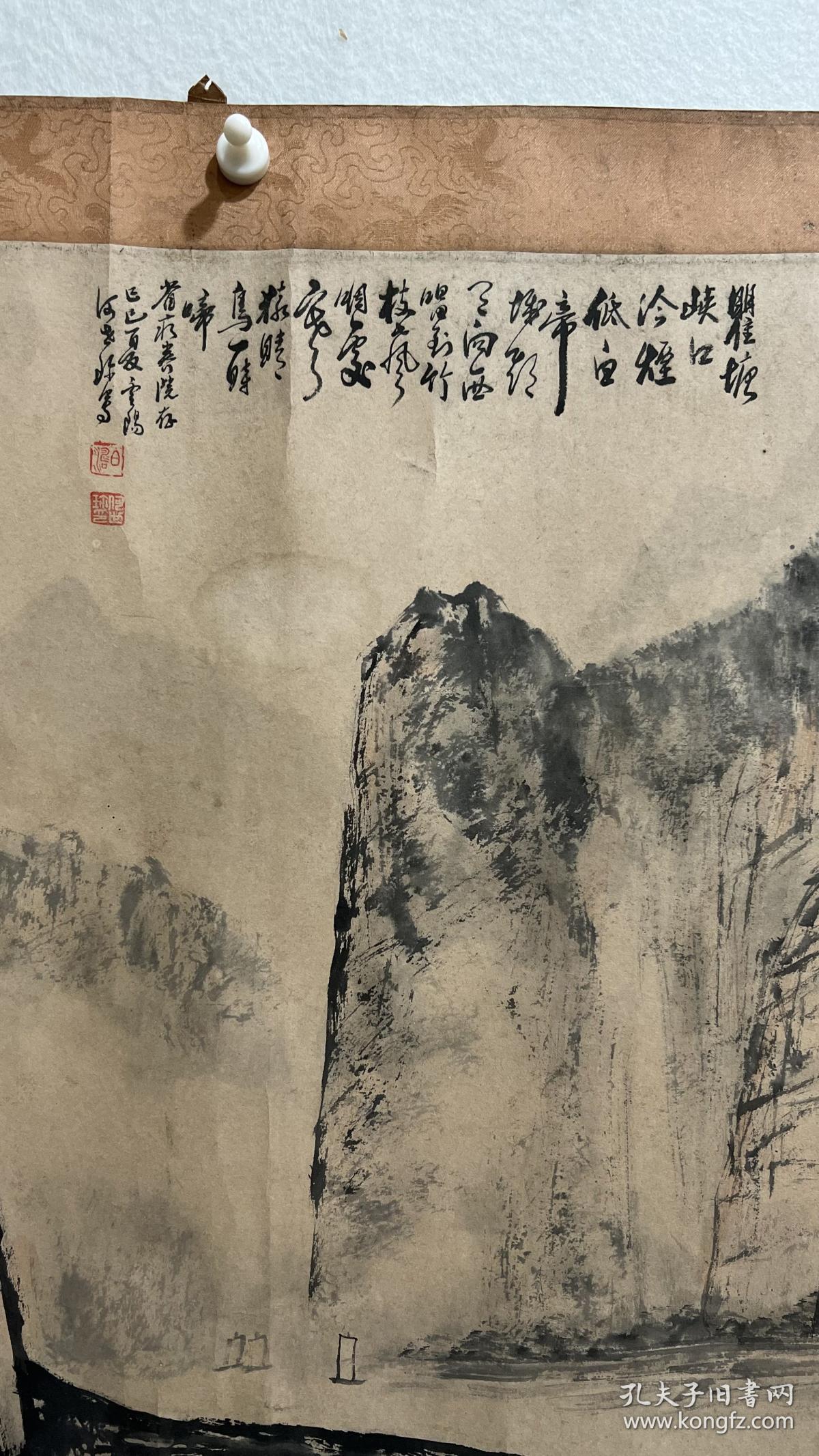 何世珍 著名画家四尺整纸山水  四川博物院副院长，何世珍先生山水作品，1989年所作。原装原裱，保真，请勿乱还价。
 装裱形式：手工传统横幅装裱
尺寸：四尺整纸
款识：瞿塘峡口冷烟低，白帝城头月向西。
唱到竹枝声咽处，寒猿晴鸟一时啼。省疗养院存，己巳年（1989年）夏云阳何世珍写。
 钤印：白涛（朱文）何世珍印

       作者简介：何世珍 1926年生，任四川省博物馆副馆长,