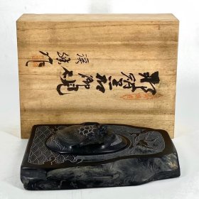 龟鹤延年老砚台一方，背后有款，带原木箱，分量有将近4公斤。