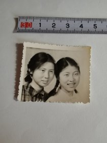 老照片-----《少女合影》