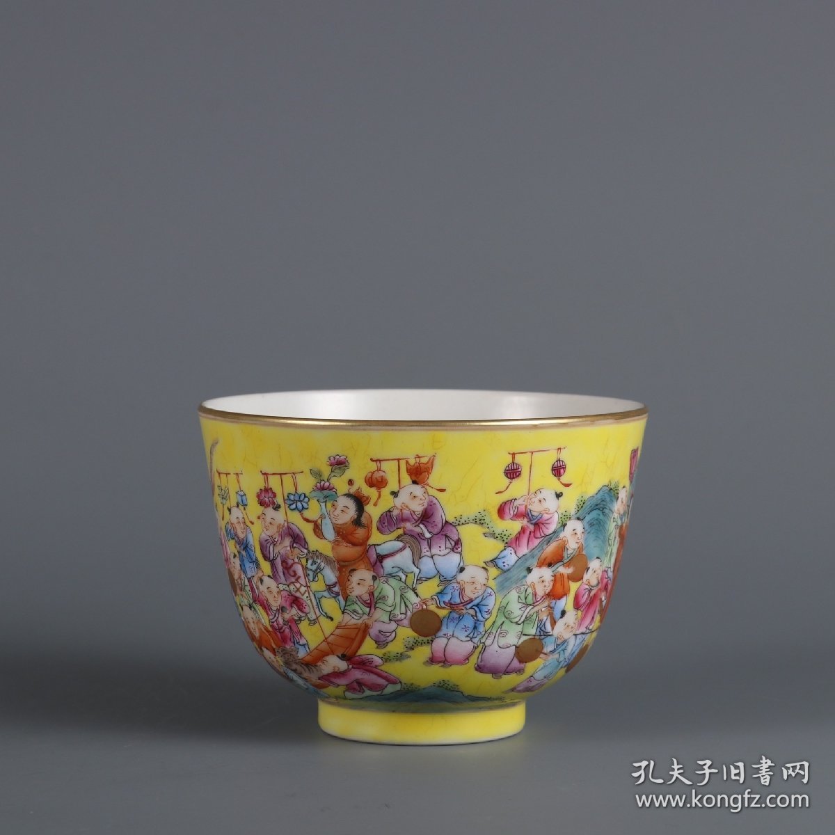 清同治年制黄地粉彩百子图主人杯