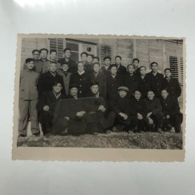 西南联大最早地下党组织“四人临时小组”成员之一，原北京勘测设计院副院长，著名水利学家黄元镇（郝诒纯院士爱人）旧藏：1967年中国援建阿尔巴尼亚伐乌代耶水电站（又名毛泽东水电站）期间，援阿工作人员珍贵合影一件（背面均有黄元镇亲笔题记，详细记录中方人员名单。二排左三为黄元镇。）