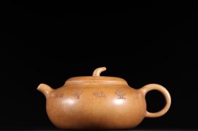 瓜蒂钮扁腹紫砂壶款识：何心舟 清代 民国高 8.5×17.5cm