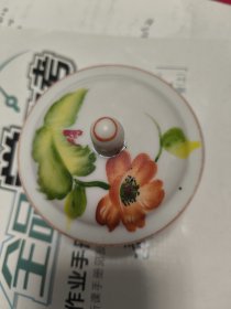 瓷盒 带盖 完整（下部直径8.8 ，盖直径9.0）