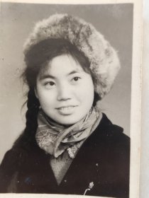 50-60年代粗辫子美女佩戴少数民族帽子照片(长沙市第十七中学初179班学生相册)