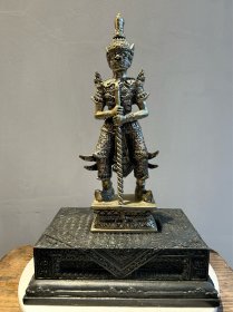 民国老铜储蓄盒配金刚守护神摆件，纯铜精制，工艺精湛 老式的铜质储蓄盒，保存完好，可以轻松打开，搭配纯铜镀银的金刚守护神摆件。摆件总高35厘米，长20厘米，宽14厘米。总重约2.2千克