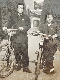 1955年美女帅哥推自行车重庆北泉合影照片自行车有车牌号“02976”“03002”应该是永久牌