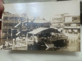 旧上海 豫园？ 银盐纸照片 这是民国时期上海城隍庙豫园九曲桥、湖心亭相关的老明信片/老照片 。画面呈现中式建筑风格的茶楼等建筑，有“WILLOW TEA HOUSE, NATIVE CITY SHANGHAI”（上海老城厢柳树茶楼 ，即湖心亭茶楼 ）字样，反映当时上海老城厢的风貌，是研究民国上海建筑、市井生活等的影像资料 。