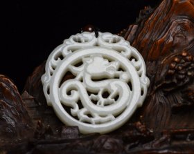 和田玉龙牌 规格： 5.0×5.0×0.8厘米，重 33克 密度高，沁色自然，油性十足，雕工精细考究，寓意好，玉质细腻温润，收藏精品！