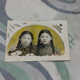 扎长辩姐妹俩彩色老照片