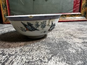 民国春燕小碗一只，磕