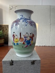 【终身保真陶瓷，得自画家本人】江荣荣，高40cm宽27cm陶瓷瓷瓶！ 江荣荣，女，1980年生，祖籍都昌，从小酷爱画画，毕业于景德镇陶瓷学院，专业学习陶瓷制作理论，现任大雅没骨珐琅彩研究院院长，江西省陶瓷行业协会会员，陶瓷高级技师，轻工业陶瓷研究所7501瓷，国礼瓷总监，高级技师（国家一级）、宫廷没骨珐琅彩非遗传承人.光绪年间江炳昌宫廷制瓷工艺第六代传承人