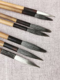 90年代日本栗成笔庄的吉野系列毛笔，细光峰长峰羊毫笔，竹笔杆，牛角笔斗，栗成笔庄选材做工一流，我都试用过，确保每一支都好用。大号出锋3.8，小号出锋3，细字出锋2.7厘米，打包价320元。