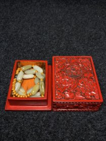 珍藏剔红漆器首饰盒内珍藏和田玉随型珠链项链 项链尺寸：直径10毫米 漆器盒尺寸：长宽高11.4/8.2/4厘米