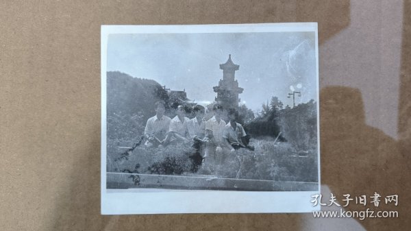 照片5-186，钟楼前合影，尺寸10×8.7厘米