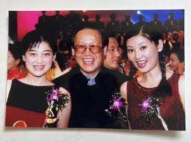 1999年华表奖，演员: 徐帆 梅婷《红色恋人》获得最佳女演员奖 与著名导演:谢晋 合影珍贵六寸照片1张（15cm×10cm）从影视剧组流出的照片